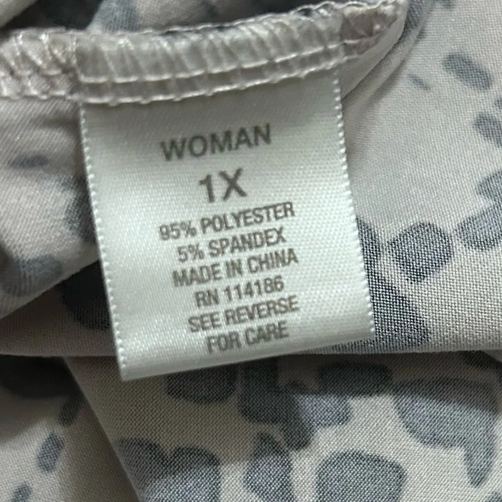 Dressbarn Black and White Abstract Blouse - Picture 4 of 5